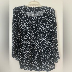 Women's CABLE & GAUGE black and white heart patterned stretch knit top